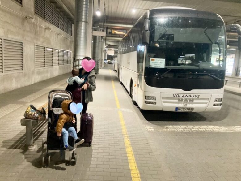 ブダペストのStadionバスターミナル　バスの前で撮影する親子