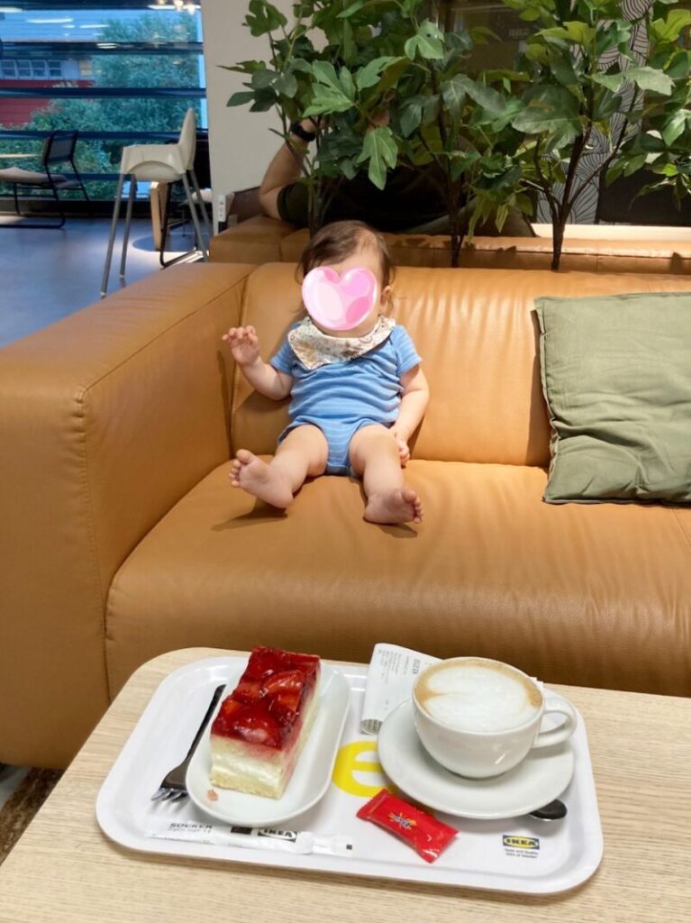 ブダペストのイケアのカフェのソファーに座る娘