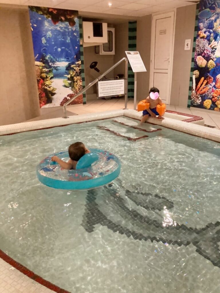 ハンガリーのリラフレドにあるホテルパロタの子供プール