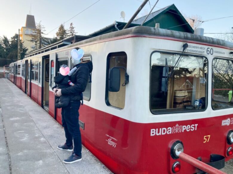 ブダペスト登山列車の外観。終点Széchenyihegy駅より