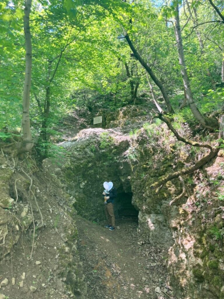 Makovecz Imre展望台へ向かうハイキングコースにある洞窟