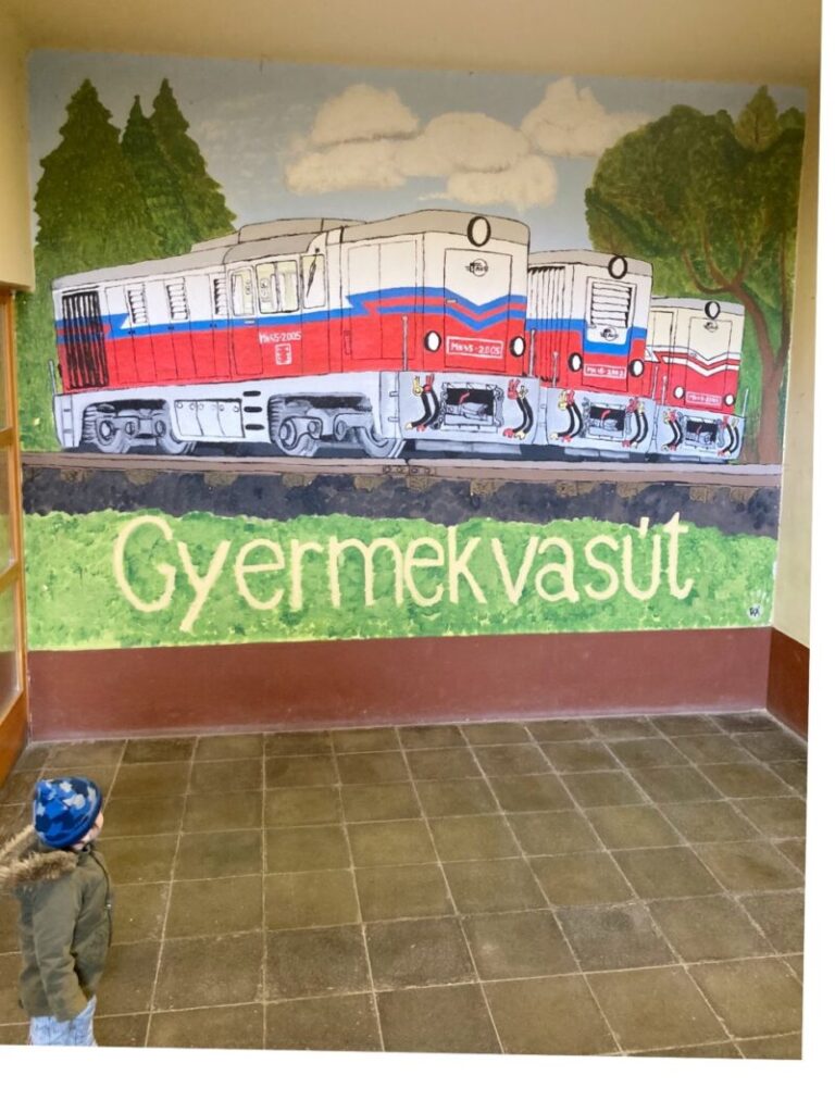 ブダペスト子供鉄道始発駅　Hűvösvölgy駅の階段の前に書いてある鉄道の絵