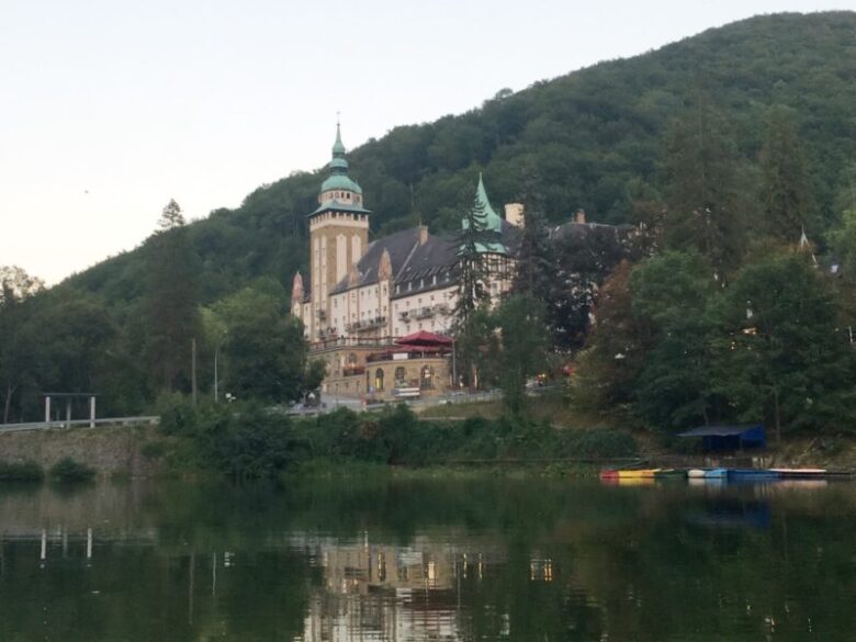 ハンガリーのリラフレドの湖からホテル パロタを撮影