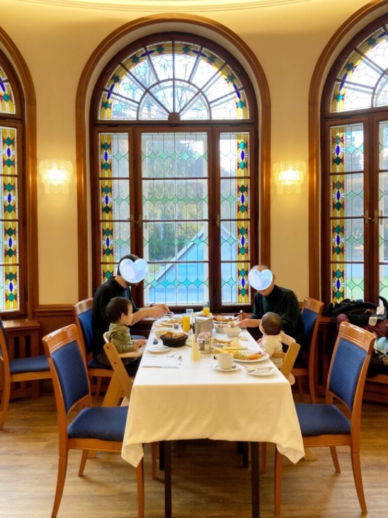 ハンガリーのリラフレドにあるホテルパロタのレストランで朝食をとる家族