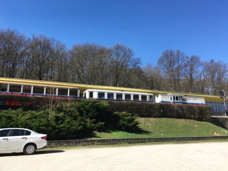 ブダペスト子供鉄道　ノスタルジー車両と通常の車両の外観