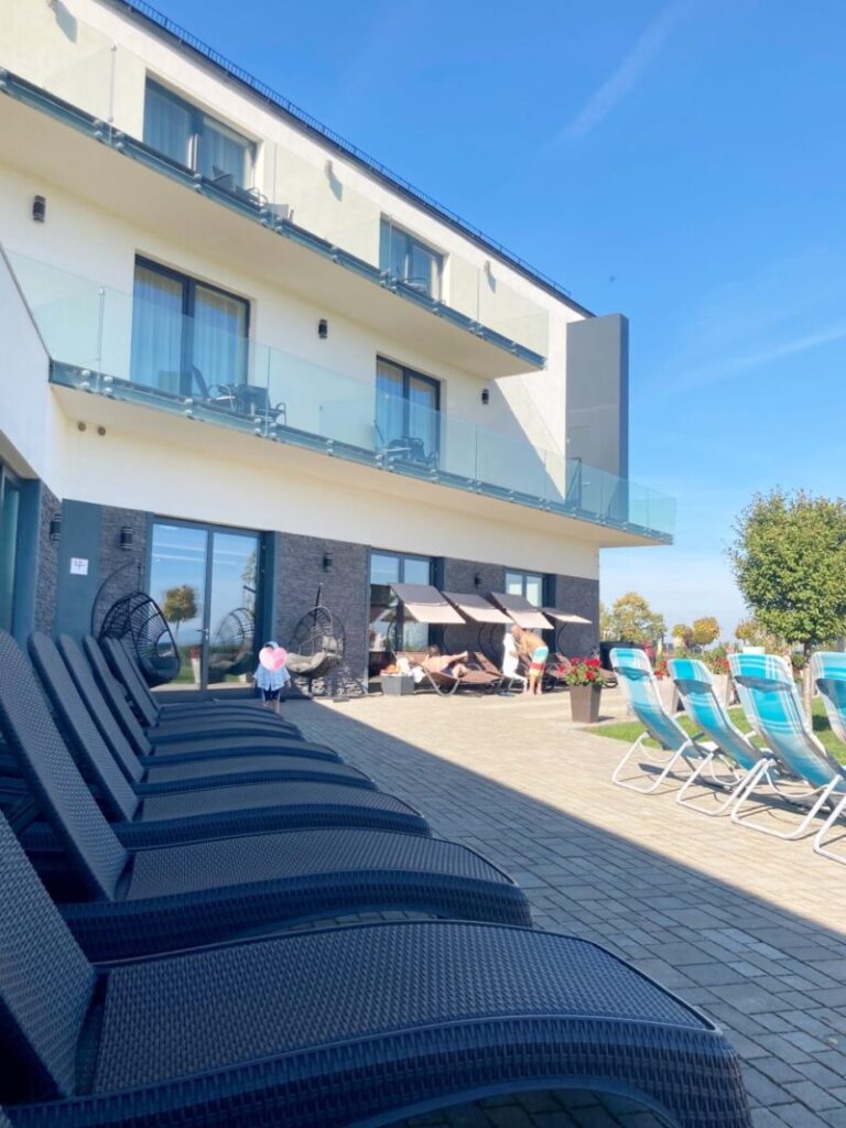 ハンガリー世界遺産のホッロークー村　Castellumホテルの屋外スパエリアに並ぶビーチェア