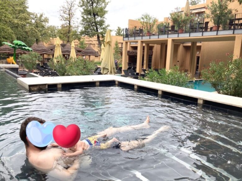 エゲル近郊バンバラホテルの屋外プールでくつろぐ親子