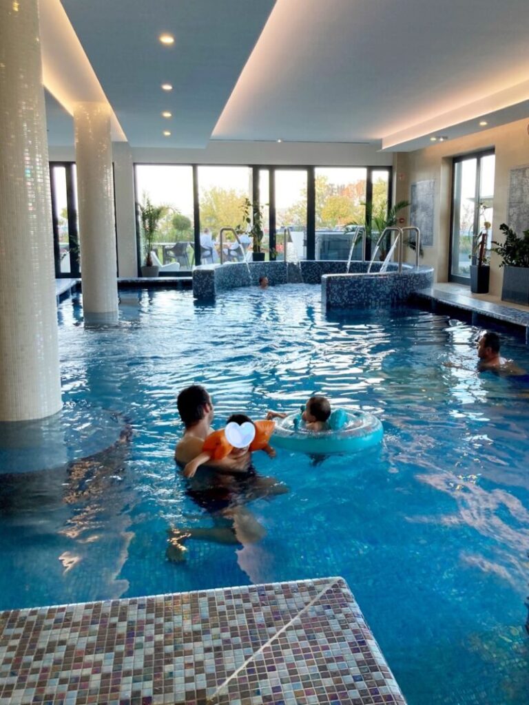 ハンガリー世界遺産のホッロークー村　Castellumホテルのスパで泳ぐ親子