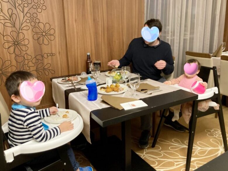 ハンガリー世界遺産のホッロークー村　Castellumホテルのレストランで食事をとる家族