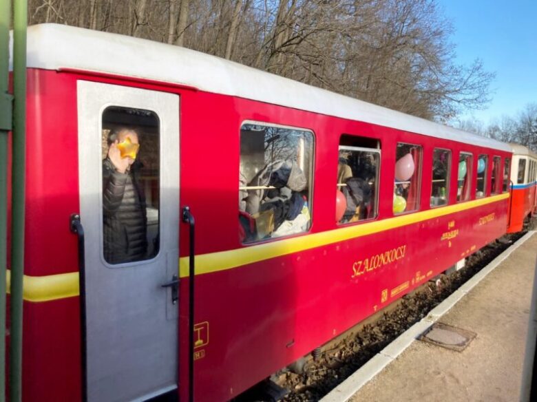 ブダペスト子供鉄道　赤い塗装でにぎやかなサロンカー