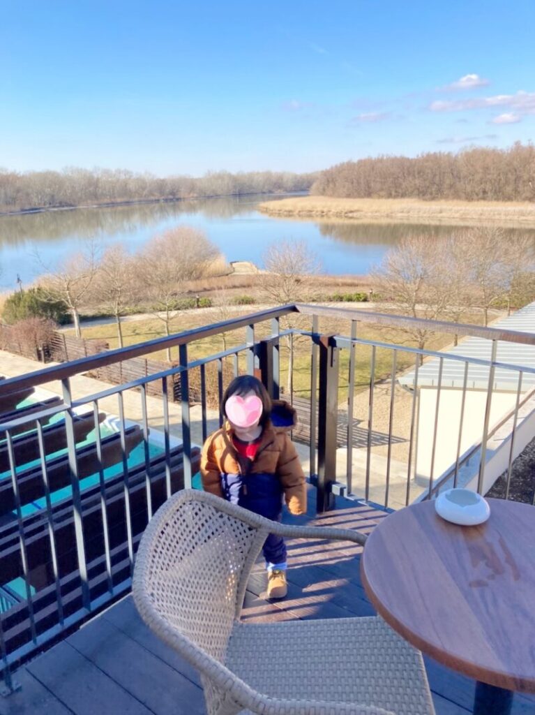 ハンガリー ティサ湖のTisza Balneum Hotelの客室テラスと風景