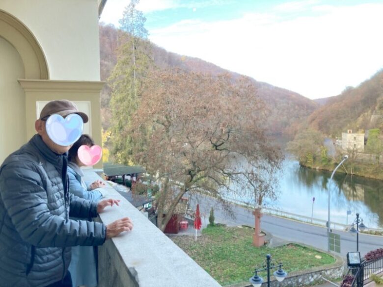 ハンガリーのリラフレドにあるホテルパロタから湖を眺める