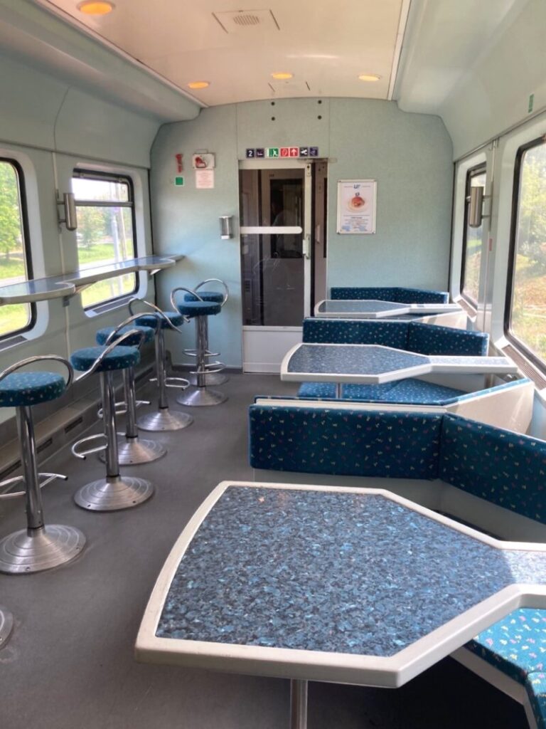 ブダペスト~ケストヘイ間の電車のビュッフェ車の様子