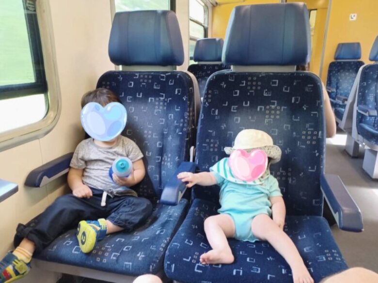 ブダペスト国鉄の座席に座る息子と娘