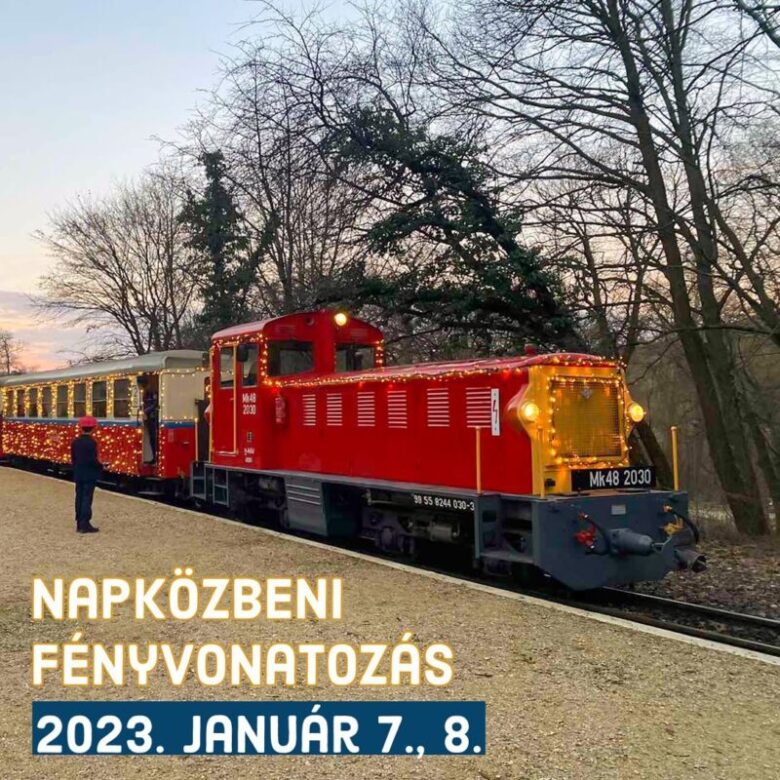 ブダペスト子供鉄道　週末などに運行するMK48タイプの機関車がライトアップされているところ