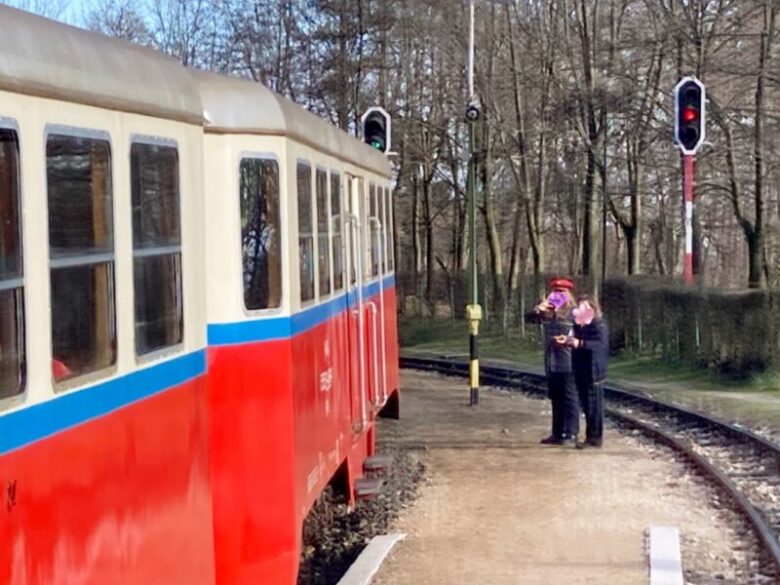 ブダペスト子供鉄道の出発を見守る子供鉄道員と大人鉄道員