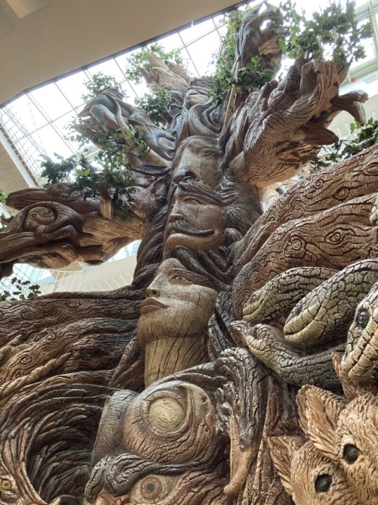 ニーレジハーザ　パンゲアホテルの中にたつ木のオブジェ