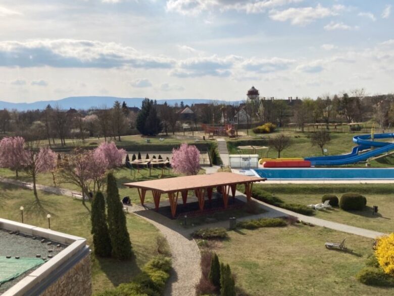 バラトン湖の側の町 タポルツァのHunguest Hotel Pelionの客室からの景色