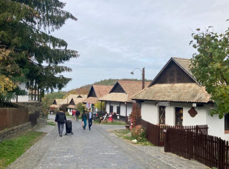 ハンガリー世界遺産のホッロークー村の様子