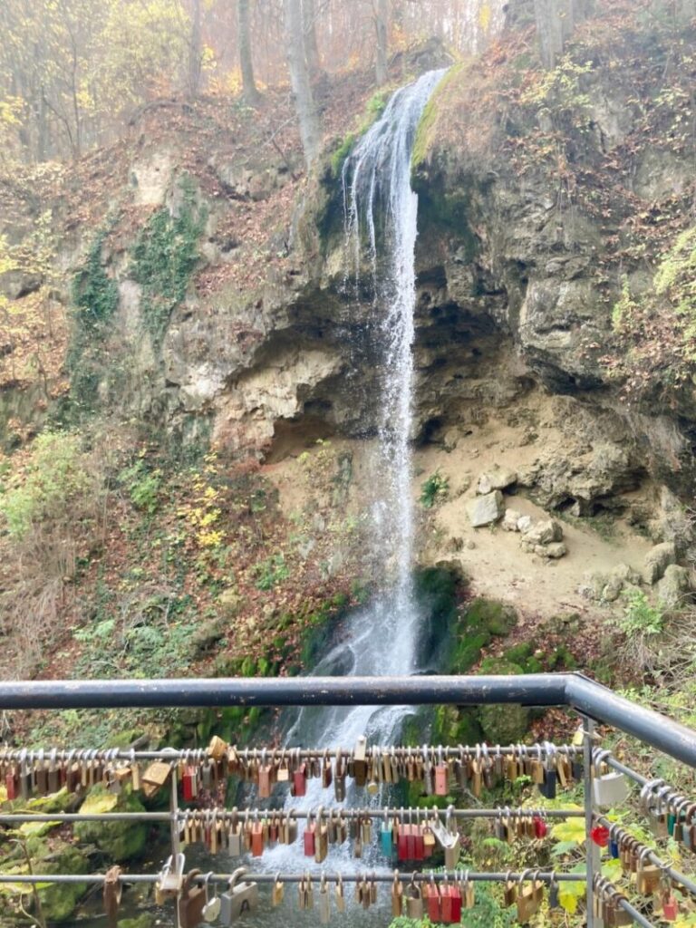 ハンガリーのリラフレドにある段々庭園にある滝