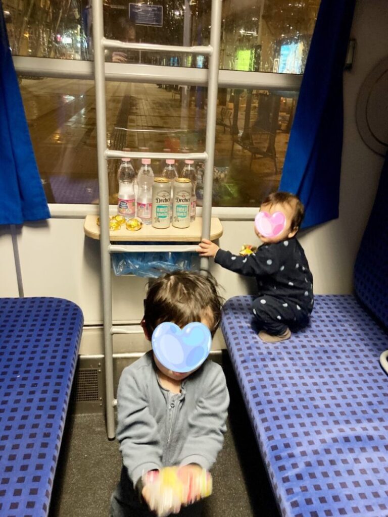 ハンガリーのブダペストからドイツのベルリンまでの寝台列車　2等車部屋の様子