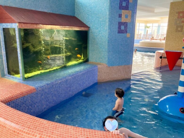 フラミンゴーホテルの子供プールには水槽もあります