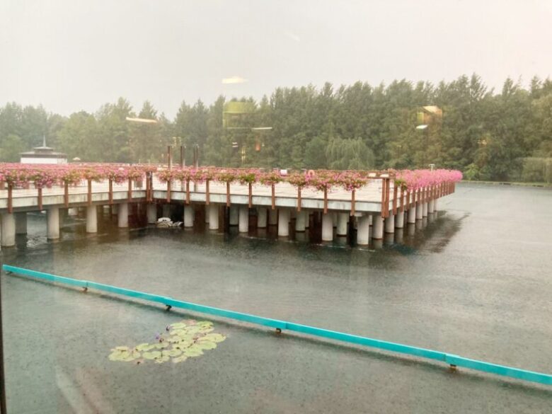 ハンガリーのへーヴィーズ温泉湖　雨の日のテラスの様子