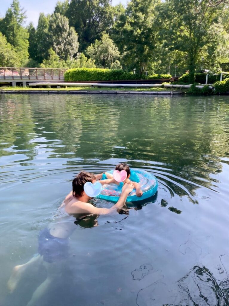 ハンガリーのへーヴィーズ温泉湖で浮き輪を使って泳ぐ親子