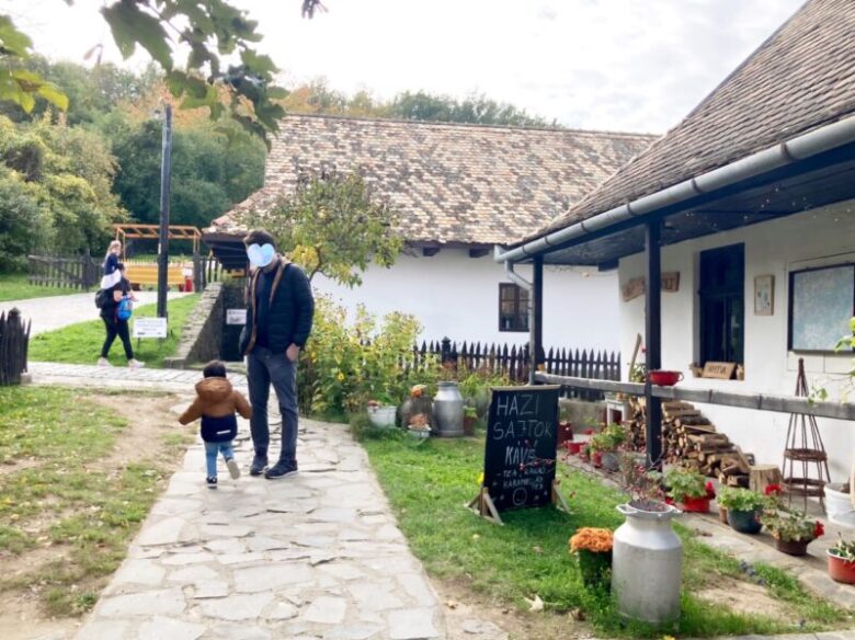 ハンガリー世界遺産のホッロークー村を歩く夫と息子