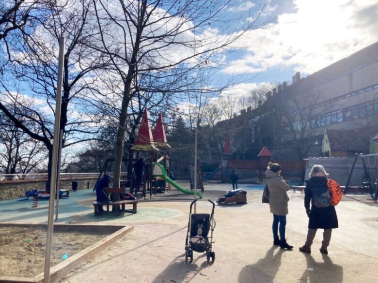 ブダペストのマーチャーシュ教会のすぐ側にある公園　地元の人々