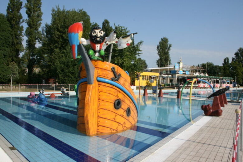 ブダペストのマルギット島　パラティヌスプール施設　屋外子供プール