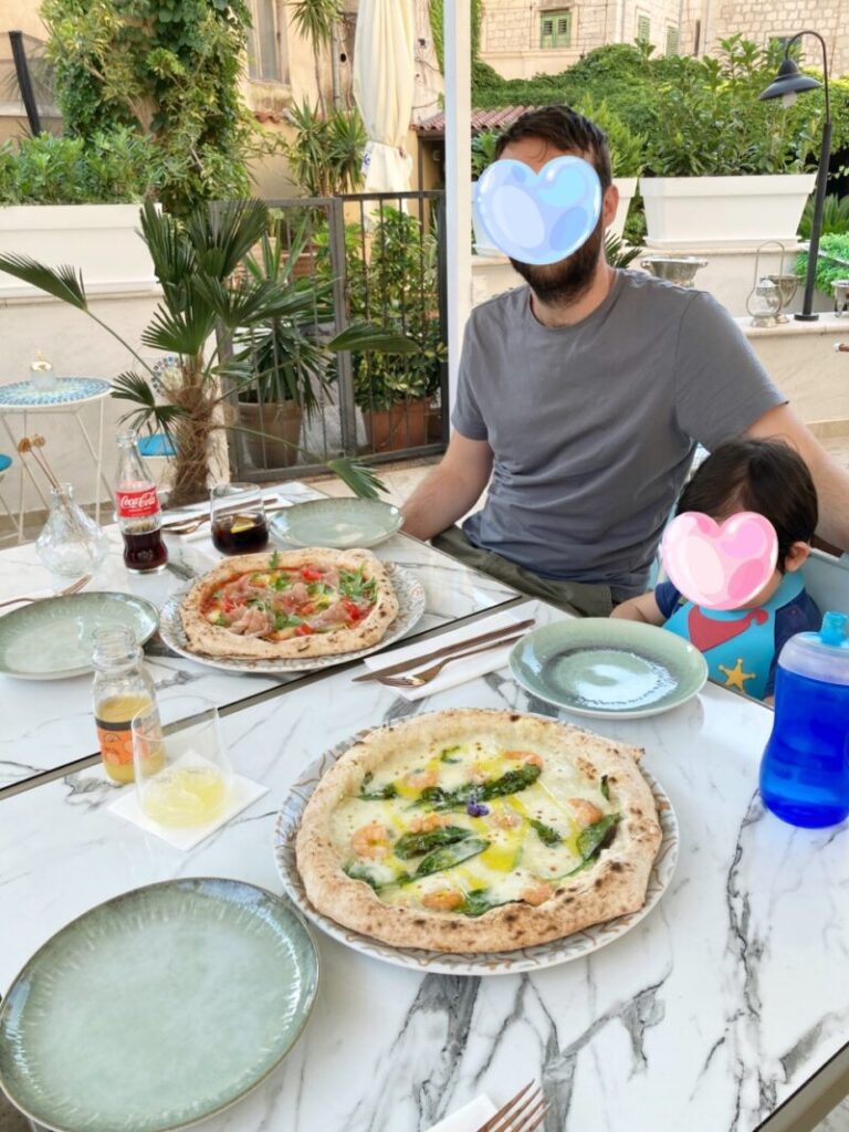 クロアチアのスプリットのレストランPizzeria Sette Sorelle　テラス席が素敵