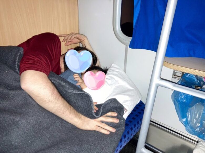 ハンガリーのブダペストからドイツのベルリンまでの寝台列車　眠る夫と息子