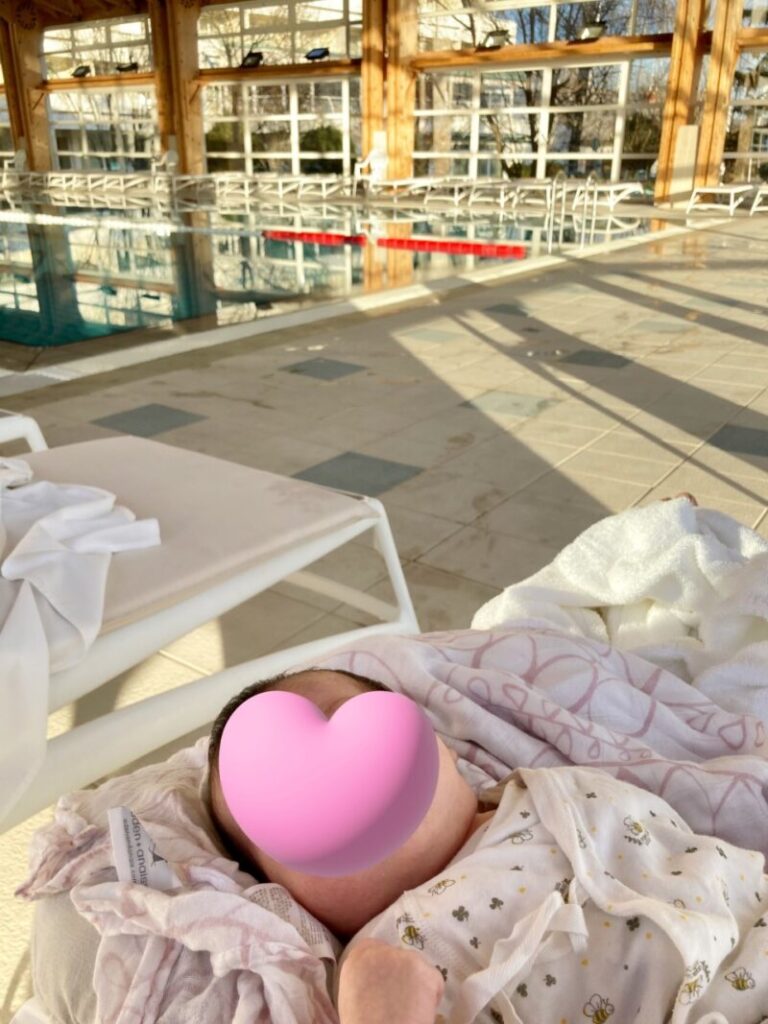 ホテル マリナ・ポートのスパエリアにいる生後1か月半の娘