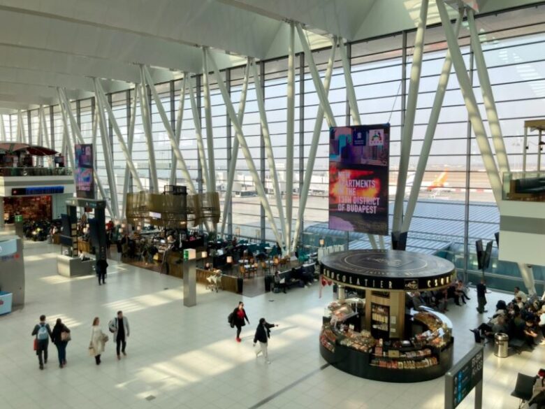 ブダペスト空港 2階から1階を見下ろした時の様子