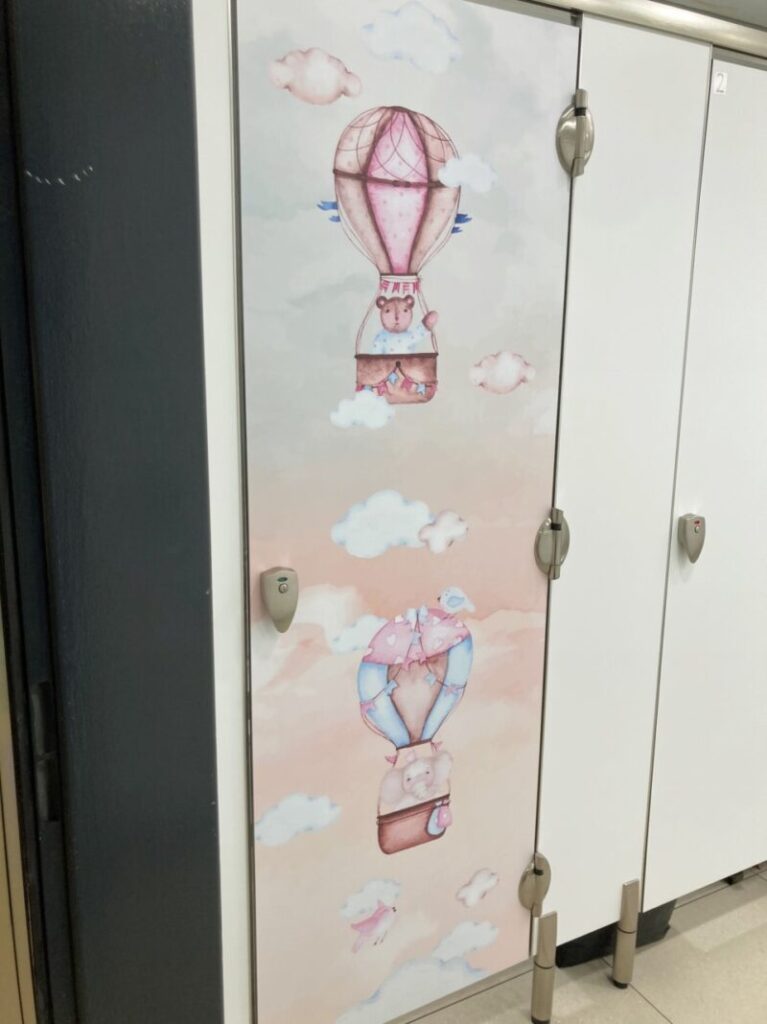 ブダペスト空港の子供用トイレ、扉に子供向けのイラストが描いてある