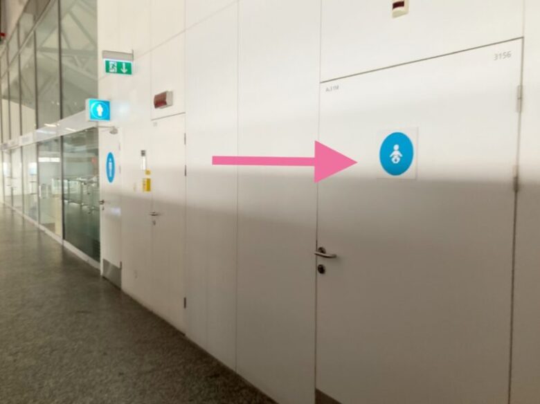 ブダペスト空港、空港保安検査の手前にある授乳室の入口