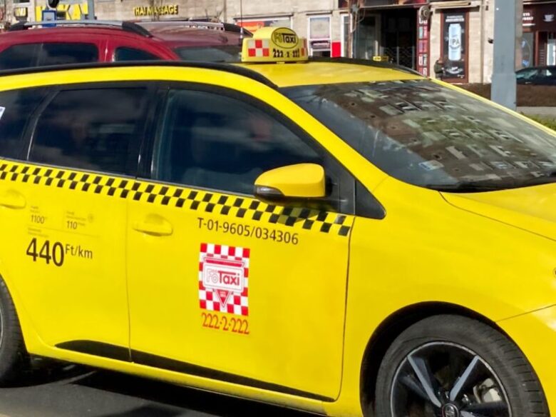 ブダペストのタクシー　Főtaxiの赤と白のロゴ