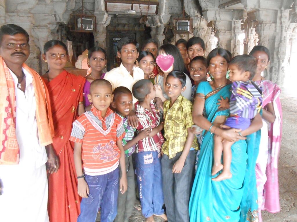 インドのハンピで大家族と撮影する私