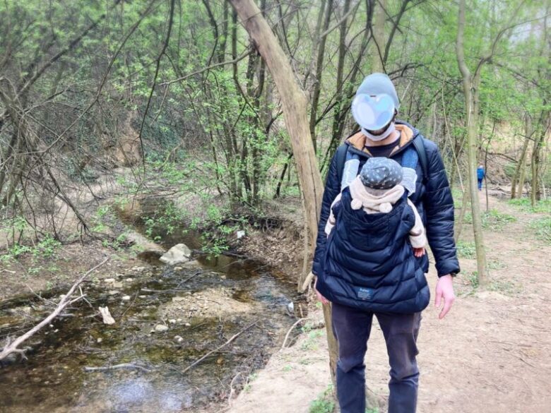 アルショー・イェゲニェ谷を流れるパプリカの小川の横に立つ夫と息子