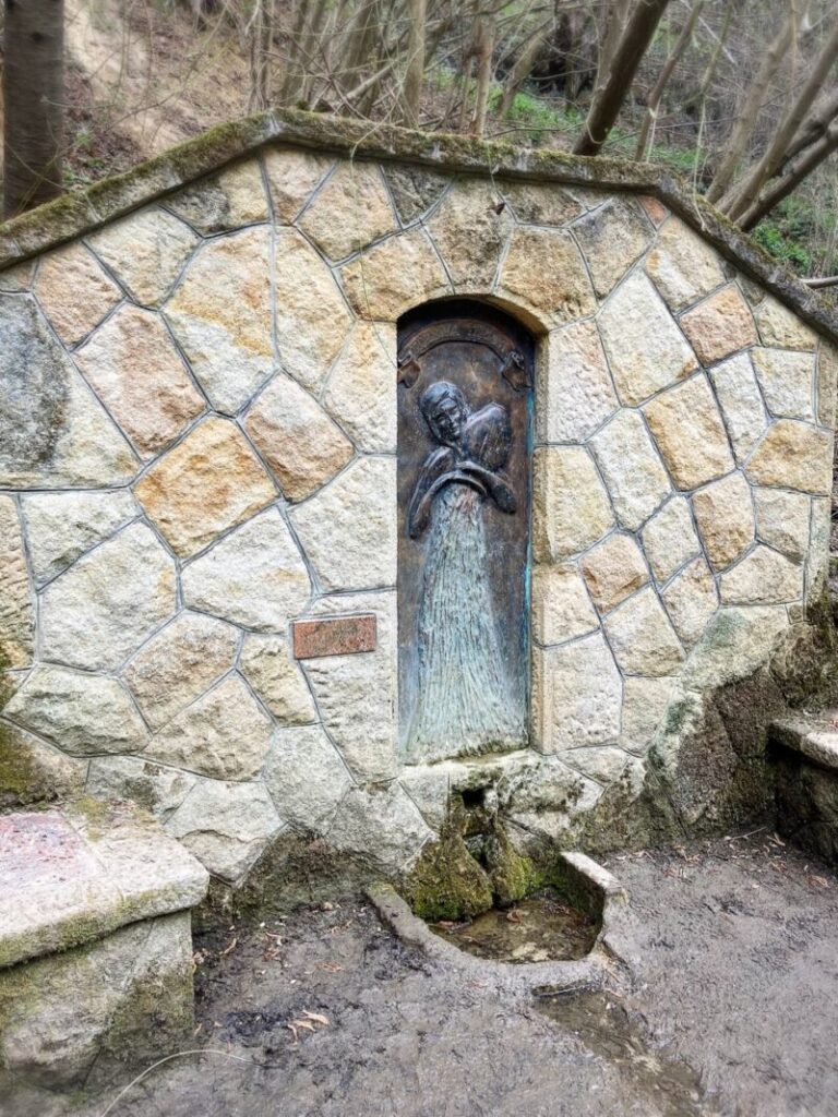 アルショー・イェゲニェ谷の散策ルートにある泉。レリーフで飾られている
