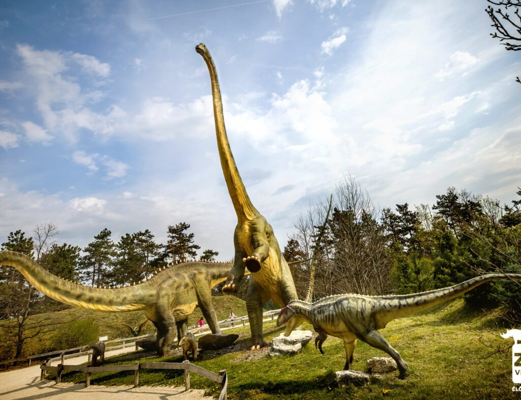 ヴェスプレーム動物園の恐竜パークの様子