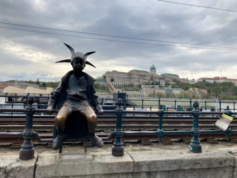 リトルプリンセスの銅像とブダペストの王宮の景色