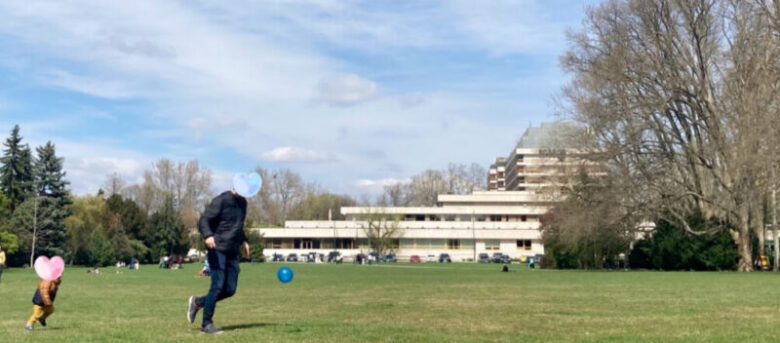 ダヌビウス グランド ホテル マルギットシゲットの前の広い芝生で遊ぶ夫と息子