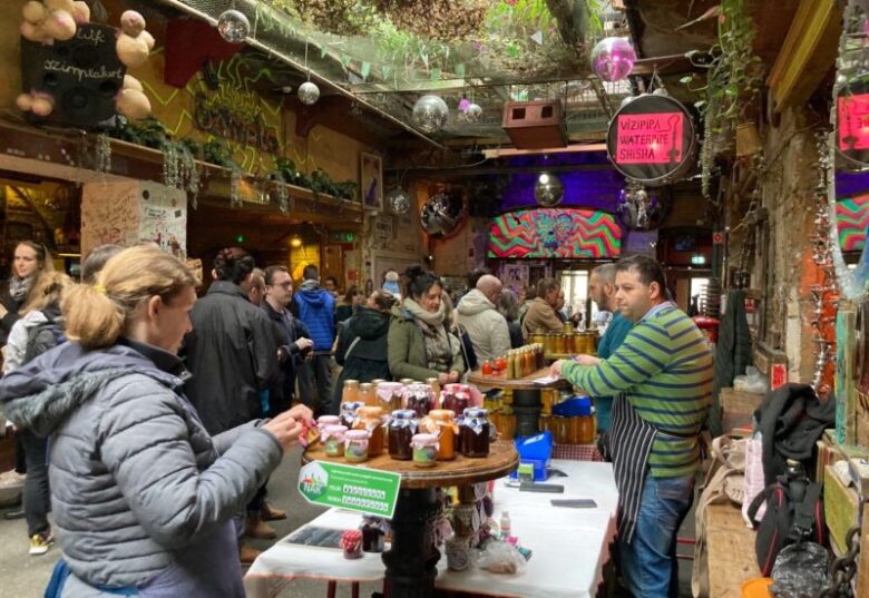 ブダペストの廃墟バー・シンプルケルト　市場が開かれている様子
