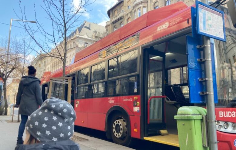 ブダペスト市内を走る赤いトロリーバス