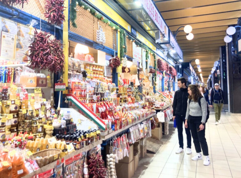ブダペスト中央市場のお土産屋さん