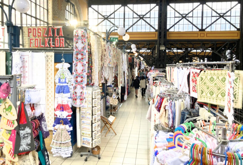 ブダペスト中央市場で販売されている布製品や刺繍製品の売り場