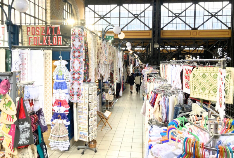ブダペスト中央市場で販売されている布製品や刺繍製品の売り場