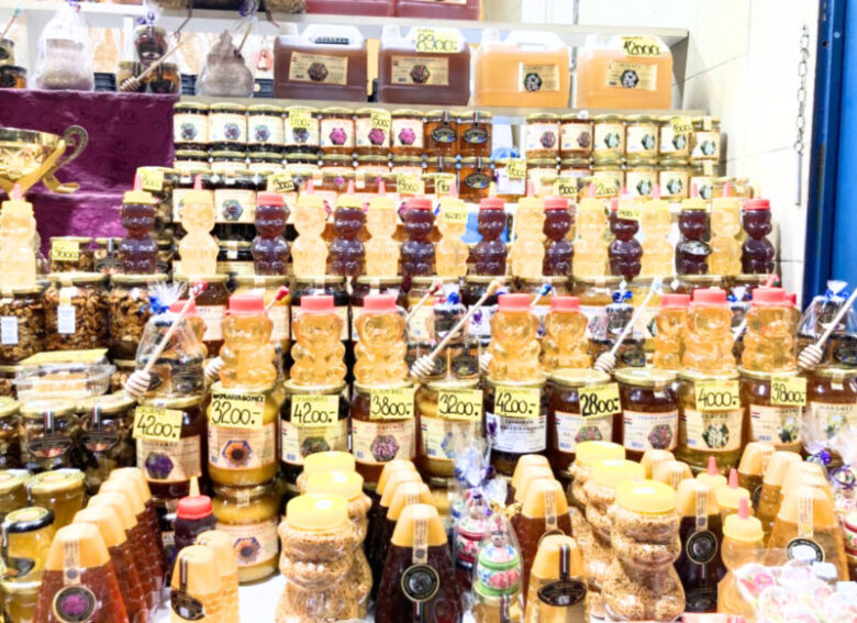 ブダペストの中央市場で販売されているはちみつの数々